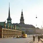 Sanders Park - One-Bedroom Apartment Close To The Metro Station